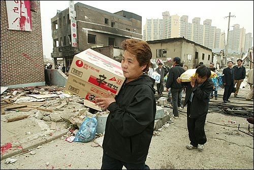 생필품 전달   농성중인 건물에서 밖으로 나오지 못하고 있는 철거민들에게 라면, 쌀, 휴지 등 생필품들이 사회단체 회원들에 의해 공급되고 있다. 